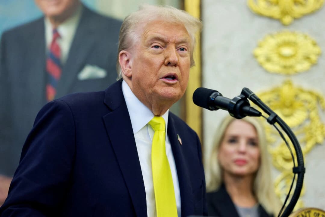 El presidente de Estados Unidos, Donald Trump, habla durante una conferencia de prensa en la Oficina Oval de la Casa Blanca en Washington, DC, EE. UU., el 15 de octubre de 2025. (Jonathan Ernst/Reuters)