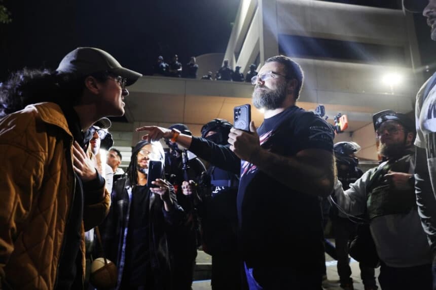 Manifestantes, tanto a favor como en contra de las instalaciones del Servicio de Inmigración y Control de Aduanas (ICE), se reúnen frente a las instalaciones del ICE en Portland, Oregón, el 3 de octubre de 2025. Spencer Platt/Getty Images