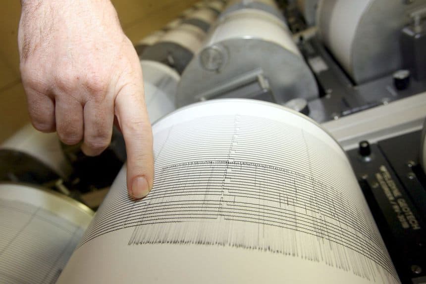 Imagen de archivo de un geólogo siguiendo a través de un sismógrafo la evolución de un terremoto. (EFE/Claudio Peri)