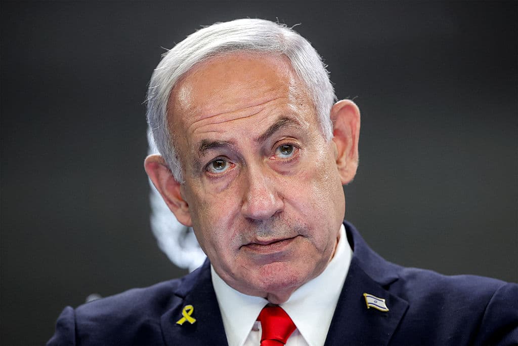El primer ministro israelí, Benjamin Netanyahu, da una conferencia de prensa en su despacho en Jerusalén el 10 de agosto de 2025. Netanyahu dijo el 10 de agosto que su gobierno no tenía planes de ocupar Gaza, al tiempo que se comprometió a crear corredores seguros para la ayuda humanitaria. (Foto de ABIR SULTAN/POOL/AFP vía Getty Images)