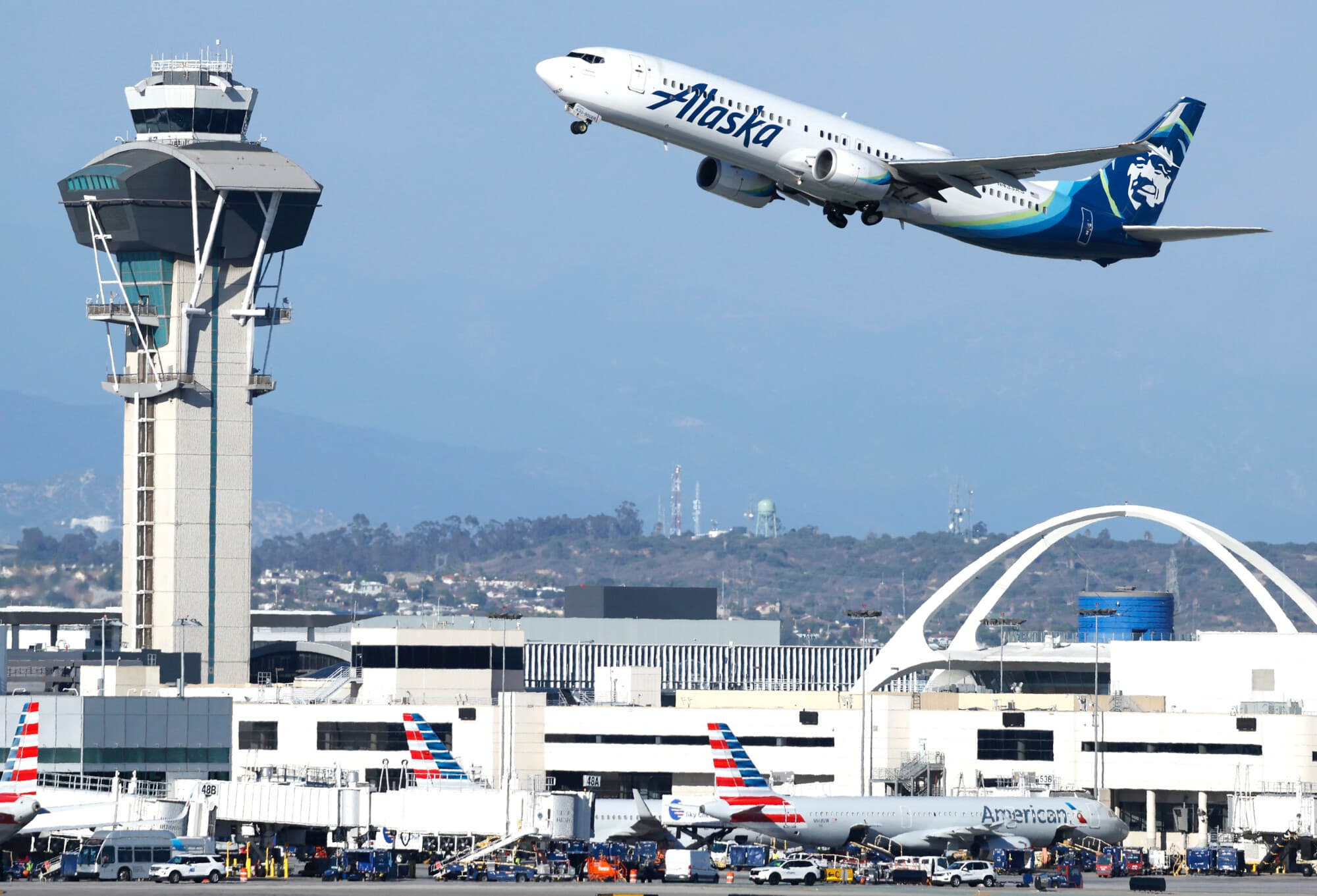 Un avión de Alaska Airlines despega cerca de la torre de control de tráfico aéreo del Aeropuerto Internacional de Los Ángeles el 22 de octubre de 2025. (Mario Tama/Getty Images)