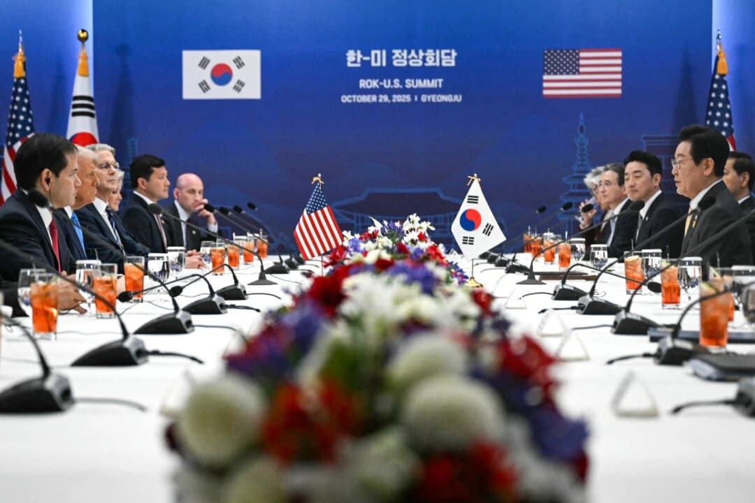 El presidente estadounidense Donald Trump y el presidente surcoreano Lee Jae Myung asisten a una reunión bilateral en el Museo Nacional de Gyeongju, en Gyeongju (Corea del Sur), el 29 de octubre de 2025. (Andrew Caballero-Reynolds/AFP a través de Getty Images)
