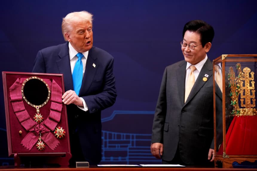 El presidente de los Estados Unidos, Donald Trump (izquierda), reacciona al recibir la Gran Orden de Mugunghwa y la corona de oro de Silla de manos del presidente surcoreano Lee Jae Myung en el Museo Nacional de Gyeongju, en Gyeongju, Corea del Sur, el 29 de octubre de 2025. (Andrew Harnik/Getty Images).