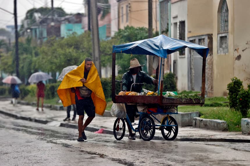Melissa baja su intensidad en Cuba, pero conserva la fuerza de un huracán categoría 3