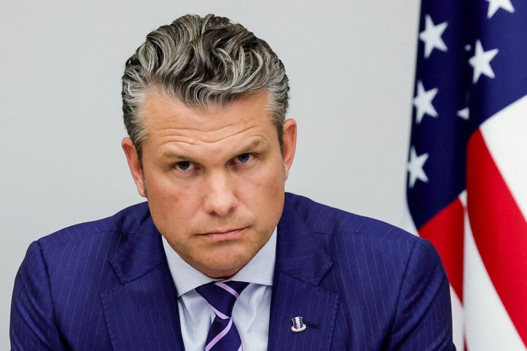 El secretario de Defensa de EE. UU., Pete Hegseth, asistió a una reunión del Grupo de Contacto de Defensa de Ucrania, tras una reunión de ministros de Defensa de la OTAN en la sede de la alianza, en Bruselas, Bélgica, el 15 de octubre de 2025. (Yves Herman/Reuters)