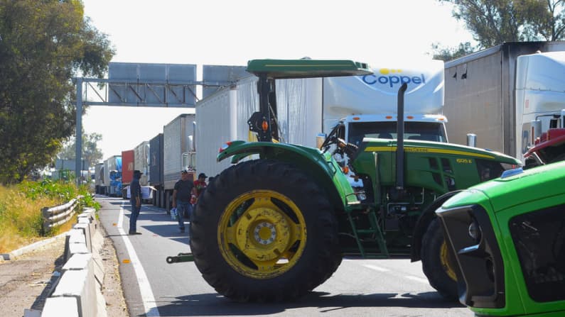 Bloqueos de agricultores se expanden en México: reclaman precio justo del maíz.