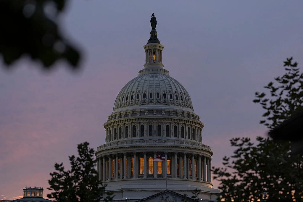 El Capitolio de Estados Unidos al atardecer el 30 de septiembre de 2025. (Mehmet Eser/Middle East Images/AFP a través de Getty Images).