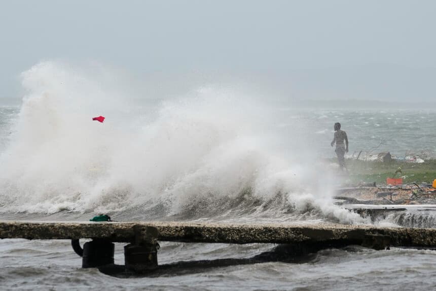 Las olas rompen en Kingston mientras el huracán Melissa se acerca a Jamaica el 28 de octubre de 2025. (Matias Delacroix/AP Photo).