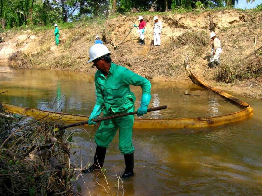 Trabajadores de Petroleos Mexicanos (Pemex) limpian el cauce del rio Aguadulcita en Veracruz donde murieron miles de peces por el derrame de gasolina ocurrido en un ducto de la paraestatal. Imagen de archivo. (EFE/Miguel Angel Carmona)
