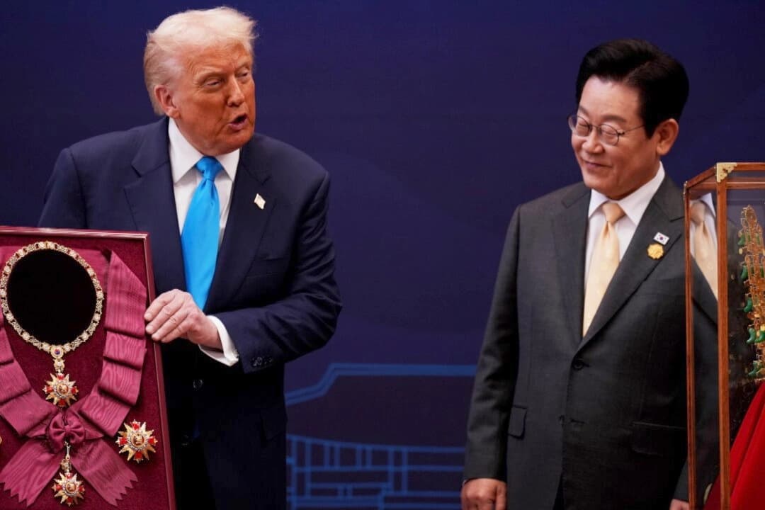 El presidente Donald Trump recibe la Gran Orden de Mugunghwa y la corona de oro de Silla de manos del presidente surcoreano Lee Jae Myung en el Museo Nacional de Gyeongju, Corea del Sur, el 29 de octubre de 2025. (Andrew Harnik/Getty Images)