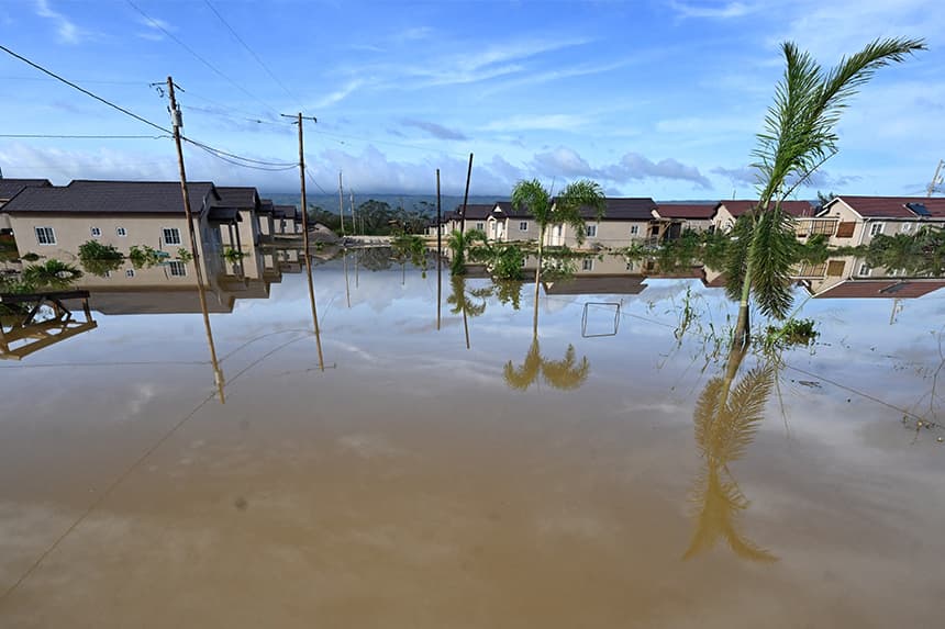 Se observan viviendas inundadas tras el paso del huracán Melissa en el barrio de Howard Acres, en St. Elizabeth (Jamaica), el 29 de octubre de 2025. (RICARDO MAKYN/AFP vía Getty Images)
