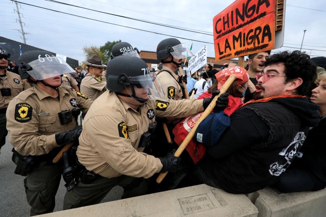 El 17 de octubre de 2025, la policía se enfrentó a manifestantes en la calle frente a la "Zona de Libre Expresión", cerca del centro de procesamiento y detención de inmigrantes en Broadview, Illinois. (Foto: Joe Raedle/Getty Images)