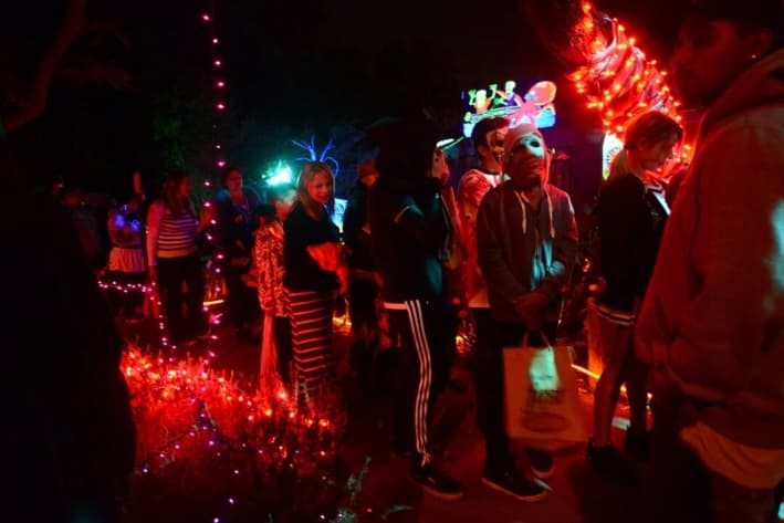 Niños disfrazados hacen fila para pedir dulces en un barrio decorado con mucho color en Sierra Madre, California, en una fotografía de archivo de 2013. (Frederic J. Brown/AFP vía Getty Images)