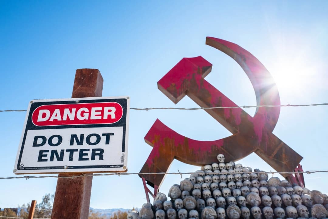 Una obra de arte que representa los peligros del comunismo se encuentra junto a la autopista 15 de California, el 6 de enero de 2025. (John Fredricks/The Epoch Times)