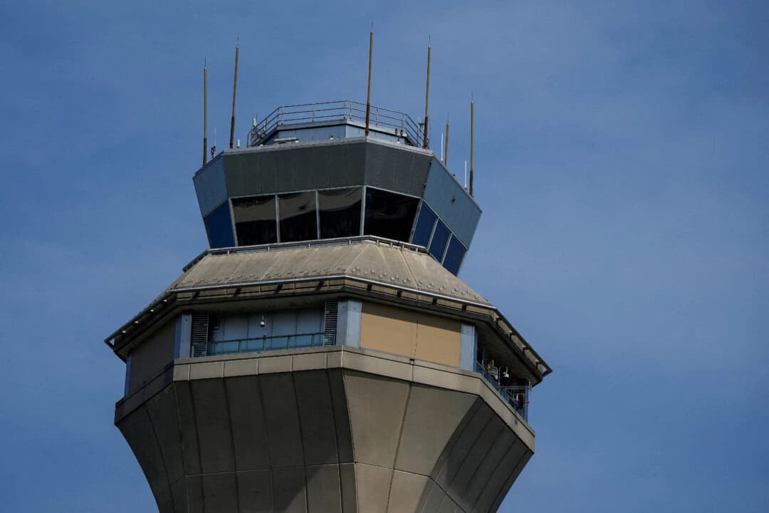 La torre de control tras una interrupción del control del tráfico aéreo, que paralizó los vuelos en el Aeropuerto Internacional Newark Liberty de Newark, Nueva Jersey, el 12 de mayo de 2025. (Eduardo Muñoz/Foto de archivo/Reuters)