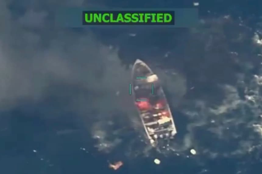 Fotograma de un ataque a un presunto barco narcotraficante en el Pacífico Oriental, el 29 de octubre de 2025. (@SecWar/X)