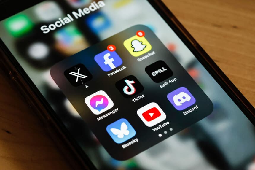 En esta ilustración fotográfica, se ven varias aplicaciones de redes sociales en un teléfono en la ciudad de Nueva York el 13 de marzo de 2024. (Michael M. Santiago/Getty Images).