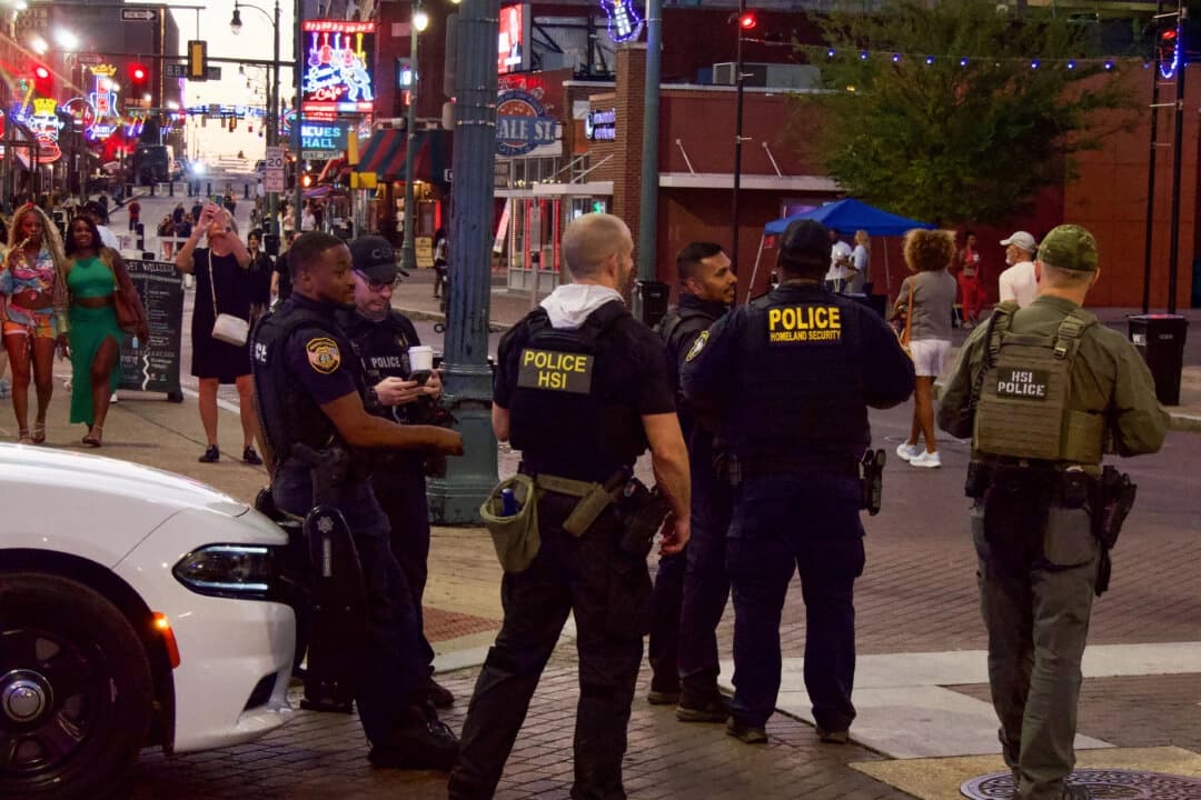Agentes de la policía de Memphis y de Seguridad Nacional patrullan Beale Street en Memphis, Tennessee, el 5 de octubre de 2025. (Travis Gillmore/The Epoch Times).