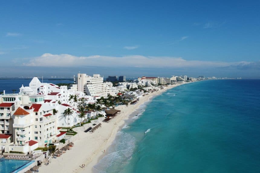 Vista aérea de la zona hotelera de Cancún. (Anton Lukin/Unsplash)