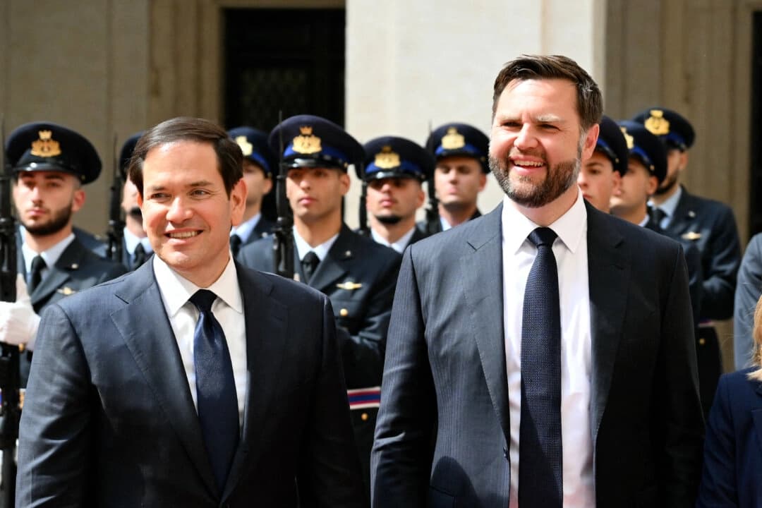 El vicepresidente JD Vance (derecha) y el secretario de Estado Marco Rubio en el Palazzo Chigi de Roma el 18 de mayo de 2025. (Alberto Pizzoli/AFP vía Getty Images)