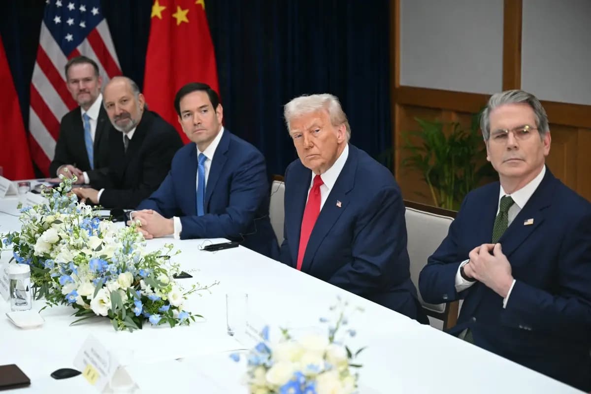 (De izquierda a derecha) Los funcionarios estadounidenses Jamieson Greer, representante de Comercio; Howard Lutnick, secretario de Comercio; Marco Rubio, secretario de Estado; Donald Trump, presidente, y Scott Bessent, secretario del Tesoro, asisten a las conversaciones con el líder chino Xi Jinping (no aparece en la foto) en la base aérea de Gimhae, en Busan, Corea del Sur, el 30 de octubre de 2025. (Andrew Caballero-Reynolds/AFP a través de Getty Images)