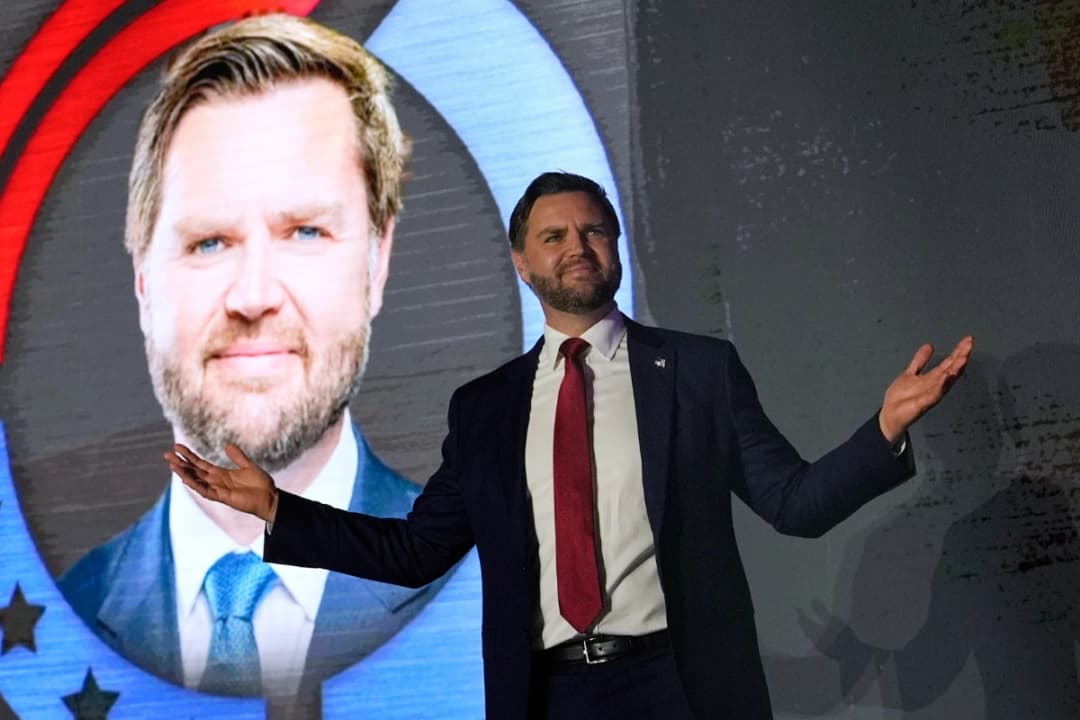 El vicepresidente JD Vance sube al escenario durante un evento de la gira por el campus titulado "Este es el punto de inflexión" en la Universidad de Mississippi, en Oxford, Mississippi, el 29 de octubre de 2025. (Foto de Gerald Herbert/AP)