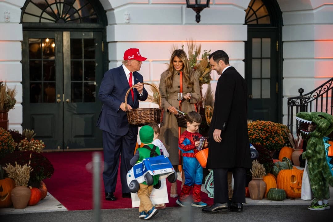 El presidente Donald Trump y la primera dama Melania Trump celebran Halloween en la Casa Blanca el 30 de octubre de 2025. (Madalina Kilroy/The Epoch Times)