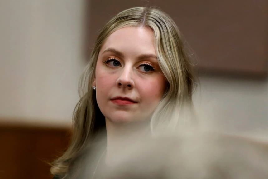La exmaestra de la escuela primaria Richneck, Abby Zwerner, observa la sala del tribunal durante su juicio civil en Newport News, Virginia, el 28 de octubre de 2025. (Stephen M. Katz/The Virginian-Pilot vía AP, Pool)