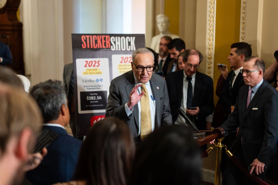 El líder de la minoría del Senado, Chuck Schumer (D-N.Y.), habla con los periodistas durante el cierre del Gobierno en una rueda de prensa en el Capitolio, en Washington, el 15 de octubre de 2025. (Madalina Kilroy/The Epoch Times).