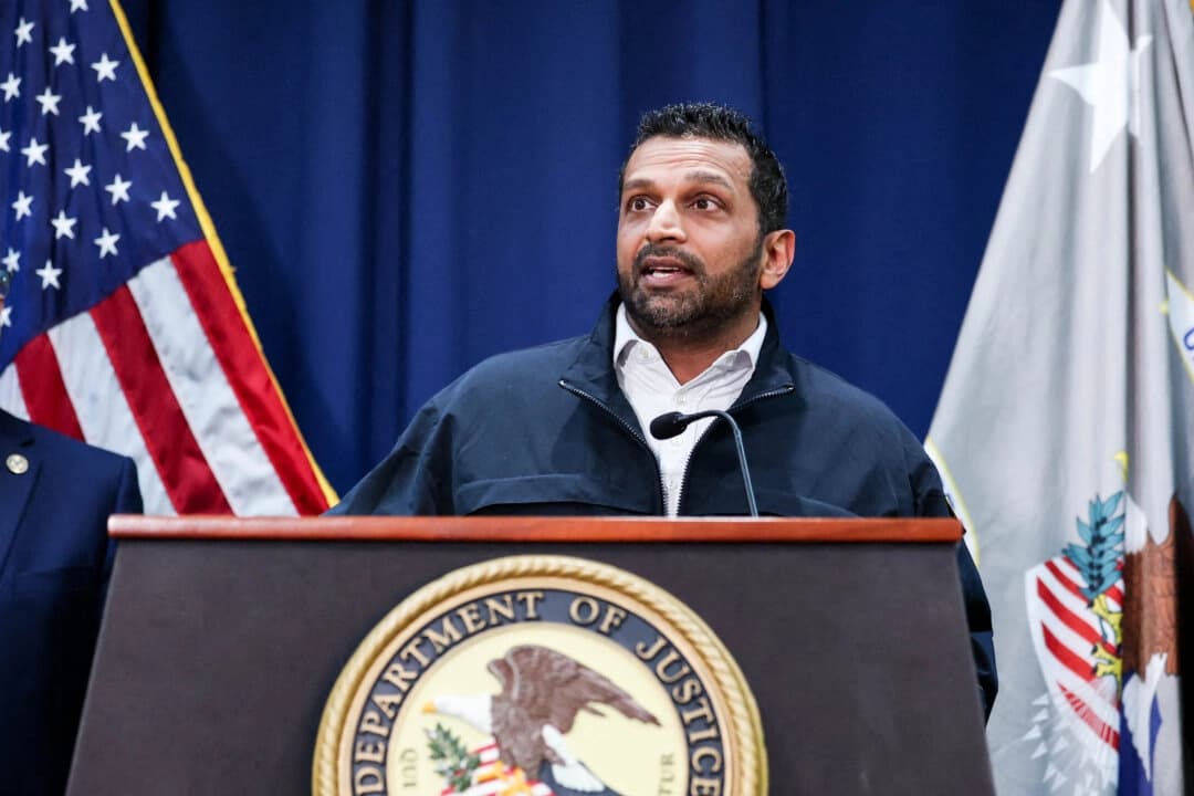 El director del FBI, Kash Patel, en una rueda de prensa para anunciar detenciones relacionadas con apuestas deportivas ilegales y juegos de póker, en la ciudad de Nueva York, el 23 de octubre de 2025. (Angela Weiss/AFP vía Getty Images)