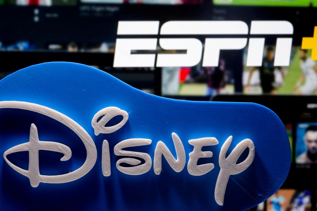 Logotipo de Disney impreso en 3D delante del logotipo de ESPN+, en una ilustración fotográfica tomada el 13 de julio de 2021. (Dado Ruvic/Ilustración/Reuters)