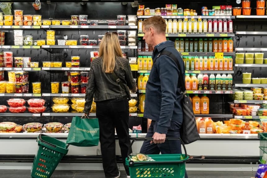 Personas comprando en un supermercado de la ciudad de Nueva York, el 12 de marzo de 2025. (Samira Bouaou/The Epoch Times)