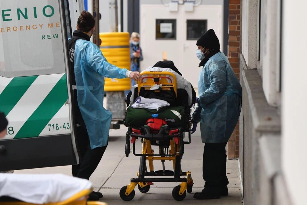 Personal sanitario traslada a un paciente desde una ambulancia al Centro Médico Maimónides, un hospital situado en el barrio de Borough Park, en Brooklyn, Nueva York, el 4 de enero de 2021. (Angela Weiss/AFP vía Getty Images)