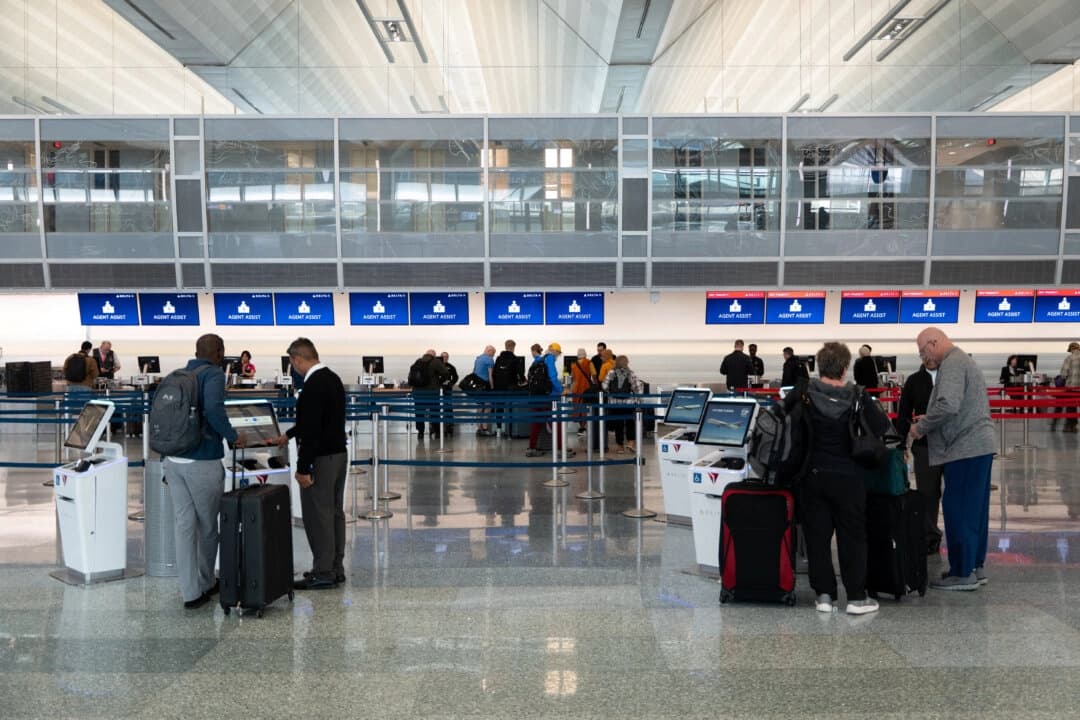 Viajeros facturan para sus vuelos en la Terminal 1 del Aeropuerto Internacional de Minneapolis-Saint Paul durante el cierre del gobierno, en Minneapolis, el 29 de octubre de 2025. (Tim Evans/Reuters)