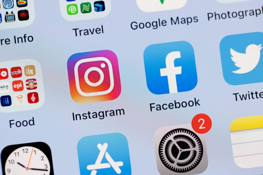 Las aplicaciones de Facebook e Instagram en la pantalla de un iPhone en San Anselmo, California, el 4 de octubre de 2021. (Justin Sullivan/Getty Images)