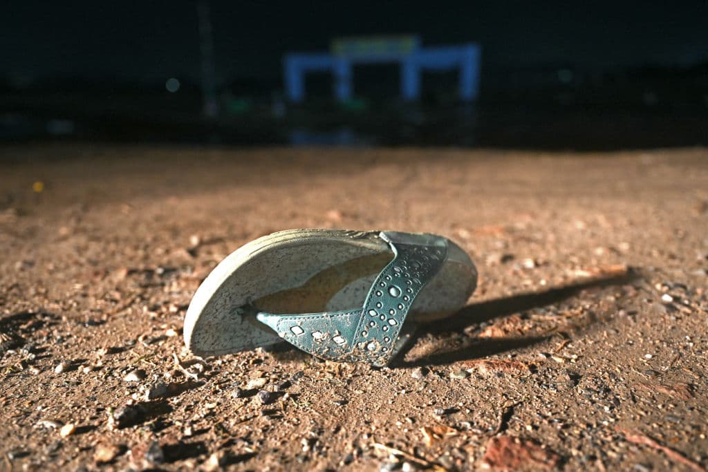 Foto que muestra una sandalia en el lugar donde una estampida causó la muerte de al menos 116 personas durante una reunión religiosa hindú en Hathras, en Uttar Pradesh, India, el 3 de julio de 2024, la peor tragedia de este tipo en más de una década. (Foto de Arun Sankar/AFP vía Getty Images)