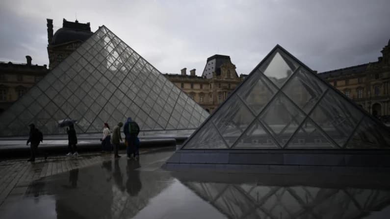 Acusan a dos sospechosos más del robo en el Museo del Louvre