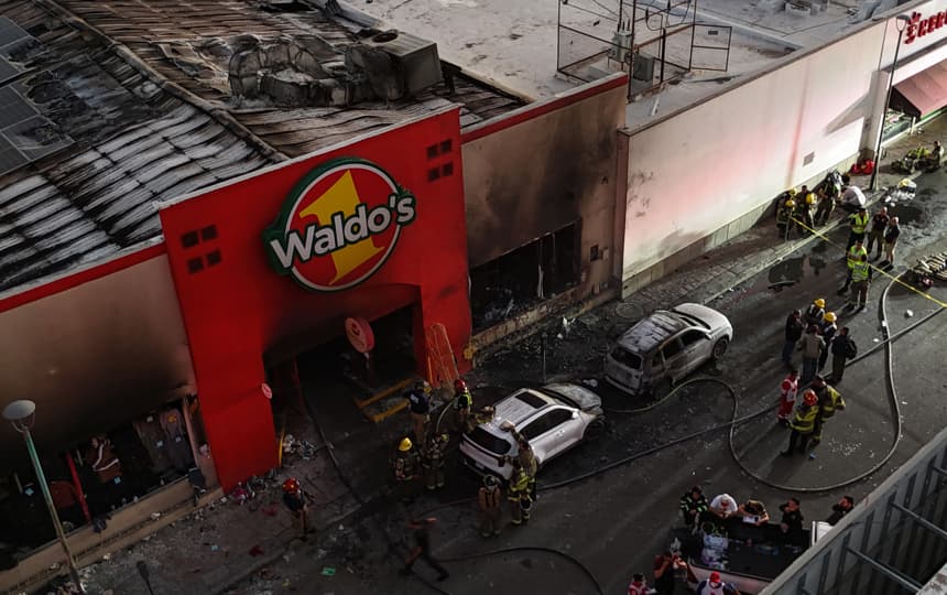 Fotografía aérea de bomberos controlando un incendio en una tienda comercial este sábado, en la ciudad de Hermosillo en Sonora, México. (EFE/Daniel Sánchez)