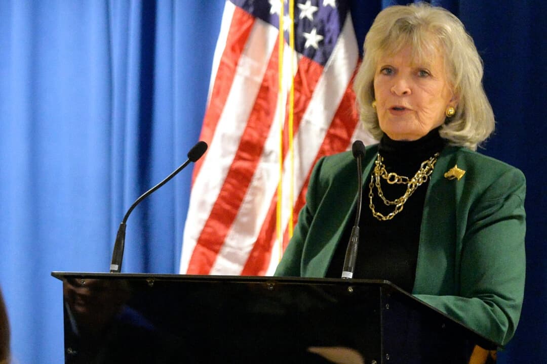 La exgobernadora de Kentucky Martha Layne Collins habla ante un grupo de seguidores de la secretaria de Estado de Kentucky Alison Lundergan Grimes en Lexington, Kentucky, el 26 de enero de 2015. (Timothy D. Easley/AP Photo)