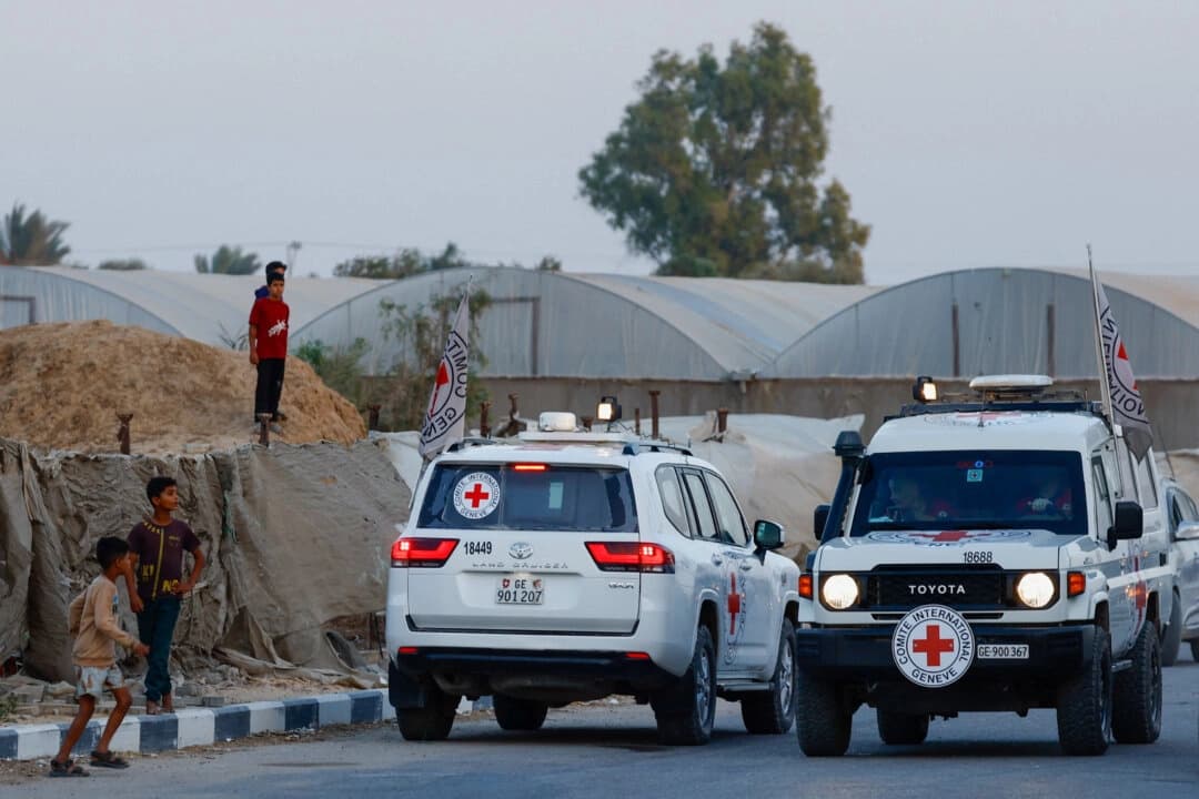 La Cruz Roja transporta los cuerpos de dos rehenes fallecidos, secuestrados durante el ataque perpetrado por Hamás contra Israel el 7 de octubre de 2023, tras haber sido entregados por militantes de Hamás en Deir Al-Balah, en la franja central de Gaza, el 30 de octubre de 2025. (Mahmoud Issa/Reuters)