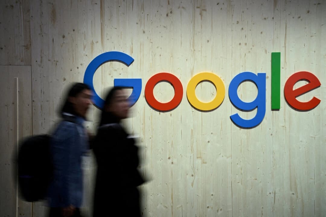 Personas caminan junto a un logotipo de Google durante una feria comercial en Hannover, Alemania, el 22 de abril de 2024. (Reuters/Annegret Hilse/Foto de archivo)