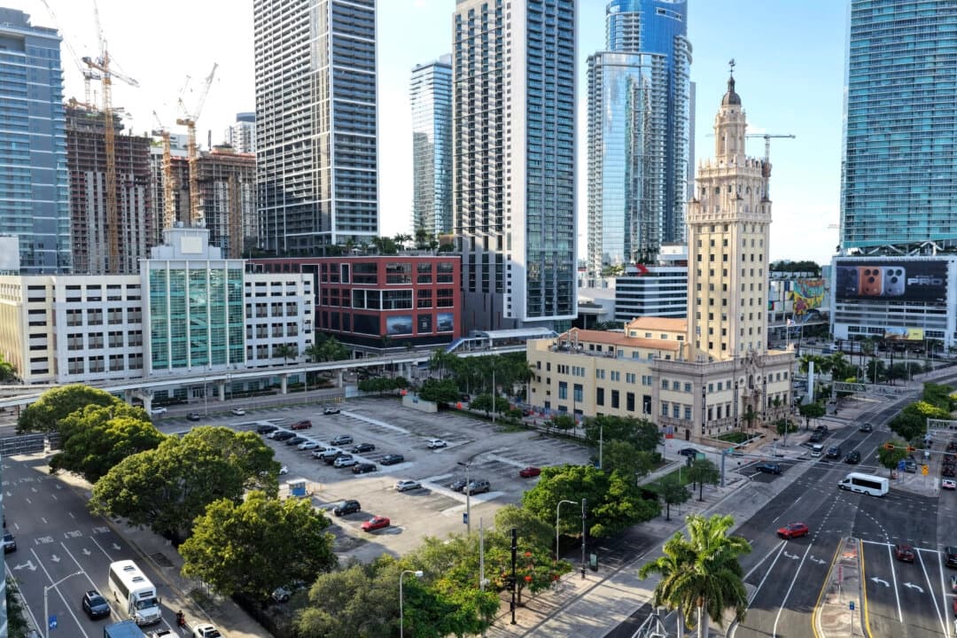 El 30 de septiembre de 2025, las autoridades de Florida votaron a favor de donar un estacionamiento contiguo a la Torre de la Libertad como posible ubicación para la futura biblioteca presidencial del presidente Donald Trump en Miami, Florida. (Joe Raedle/Getty Images)