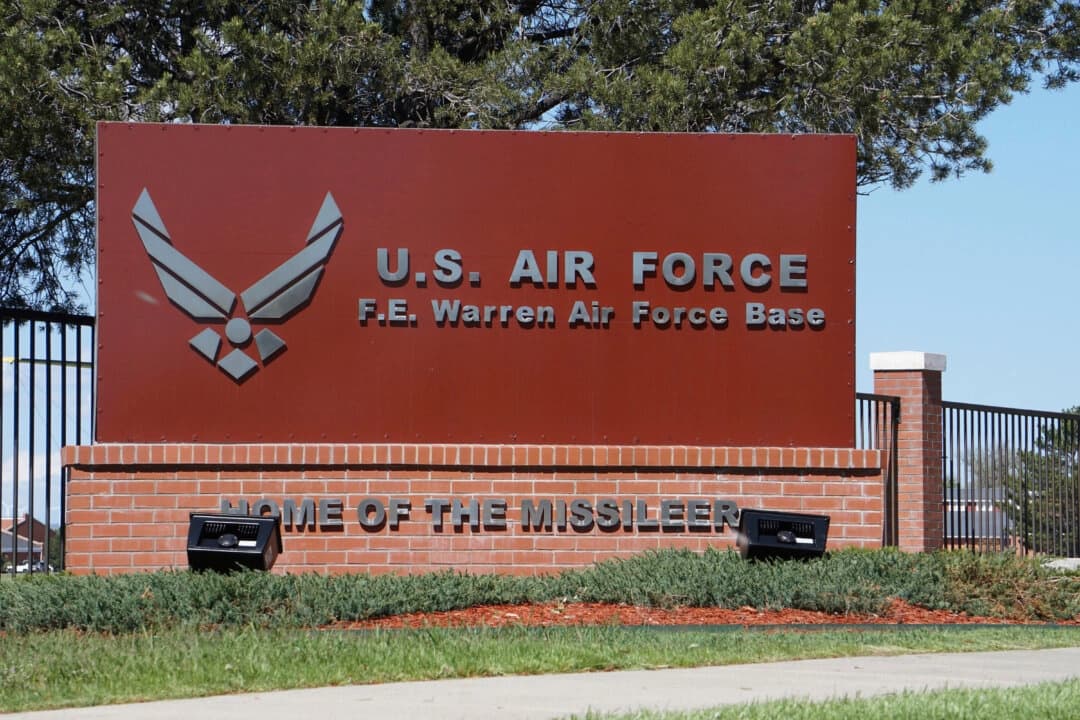 La entrada a la base aérea F.E. Warren en Cheyenne, Wyoming, el 24 de mayo de 2018. (Foto AP/Mead Gruver, archivo)