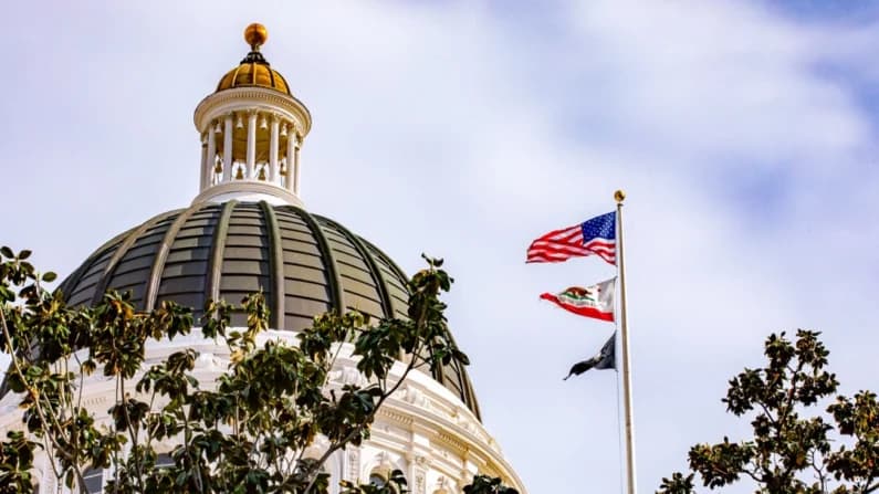 Ley de California aborda la violencia política y lleva el nombre de Melissa Hortman y Charlie Kirk