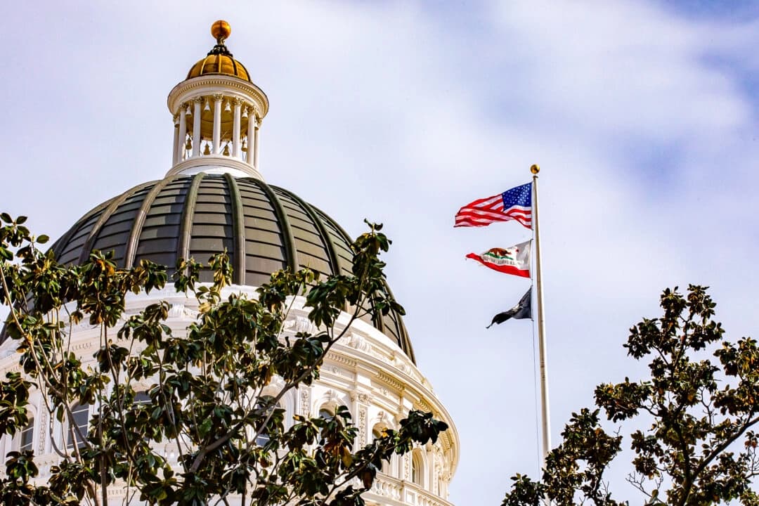 El edificio del Capitolio del Estado de California en Sacramento, California, el 18 de abril de 2022. (John Fredricks/The Epoch Times)