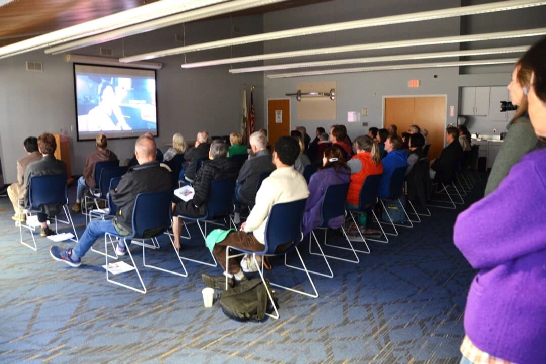 La proyección del documental State Organs en la Biblioteca del Condado de Chester en Exton, Pensilvania, dejó a decenas de asistentes visiblemente conmocionados el 1 de noviembre de 2025. (Frank Liang/The Epoch Times)