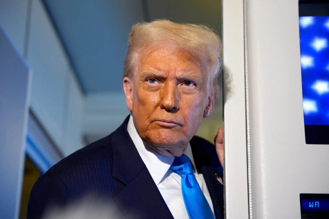 El presidente Donald Trump habla con los periodistas a bordo del Air Force One en ruta a Corea del Sur, en Japón, el 29 de octubre de 2025. (Andrew Harnik/Getty Images)