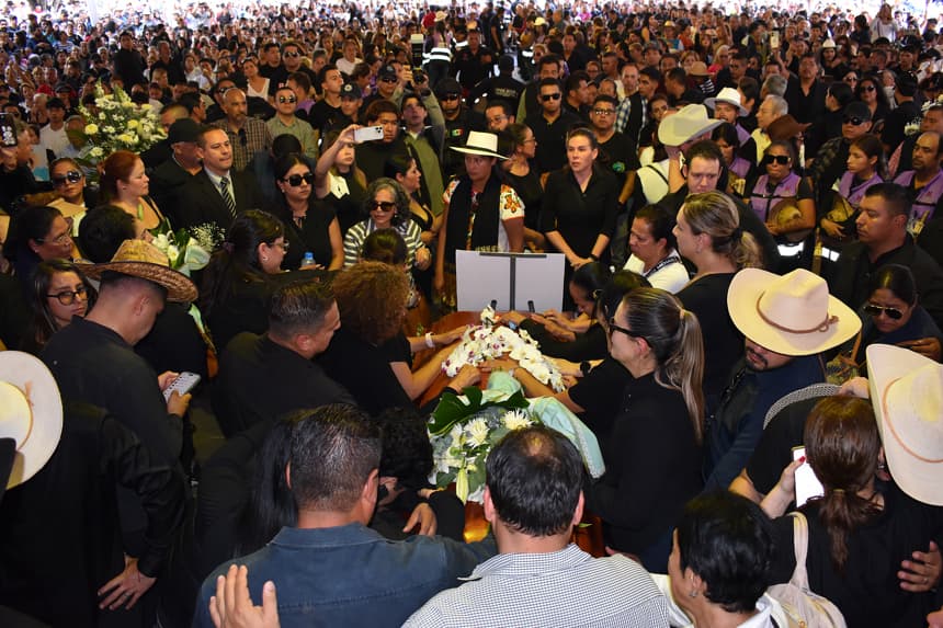 Familiares y amigos asisten al funeral del alcalde Carlos Manzo este domingo, en el municipio de Uruapan en Michoacán, México. (EFE/ Marco Antonio Duarte)