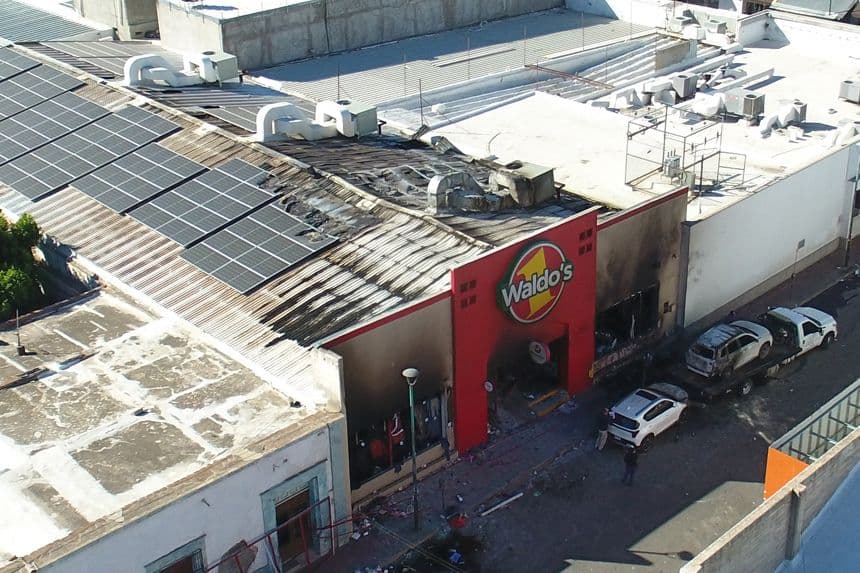Fotografía aérea de la fachada del local comercial donde ocurrió un incendio este sábado, en Hermosillo, Sonora, México. (EFE/ Daniel Sánchez)