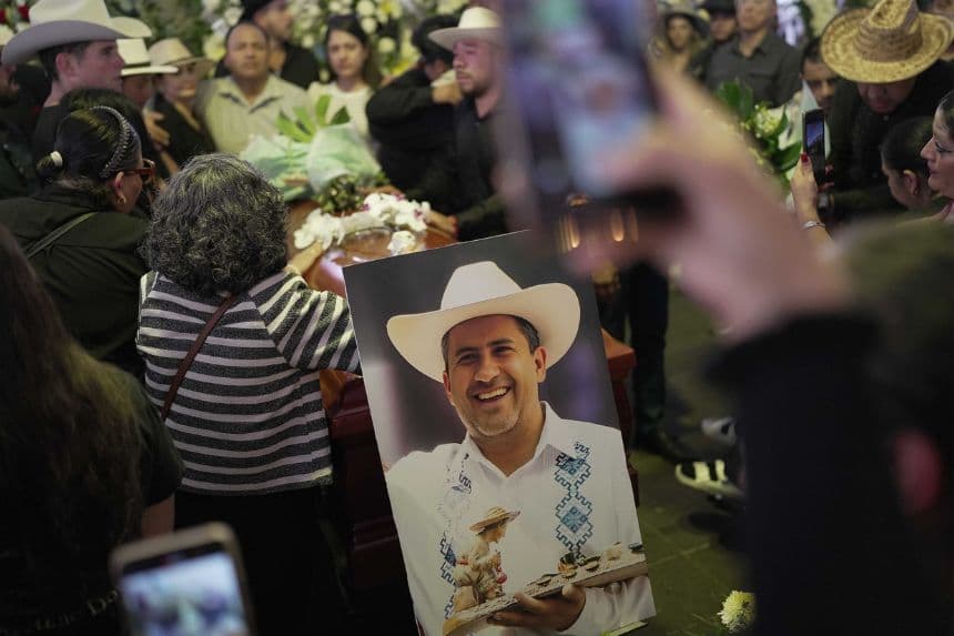 Familiares y amigos asisten al funeral del alcalde Carlos Manzo este domingo, en el municipio de Uruapan en Michoacán, México. (EFE/ Iván Villanueva)